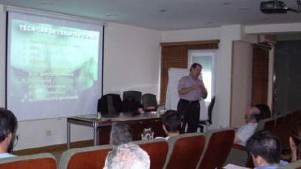 Un momento del curso impartido por el doctor Fombella en León estos días .