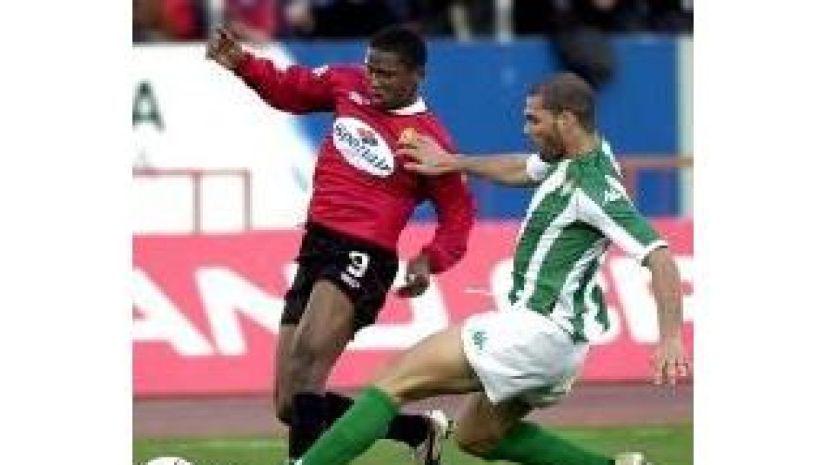 Etoo y Rivas luchan por la posesión de un balón en una de las acciones del partido de ayer