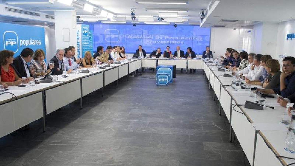 Los dirigentes populares de la Comunidad se reúnen para conocer las reformas estructurales.