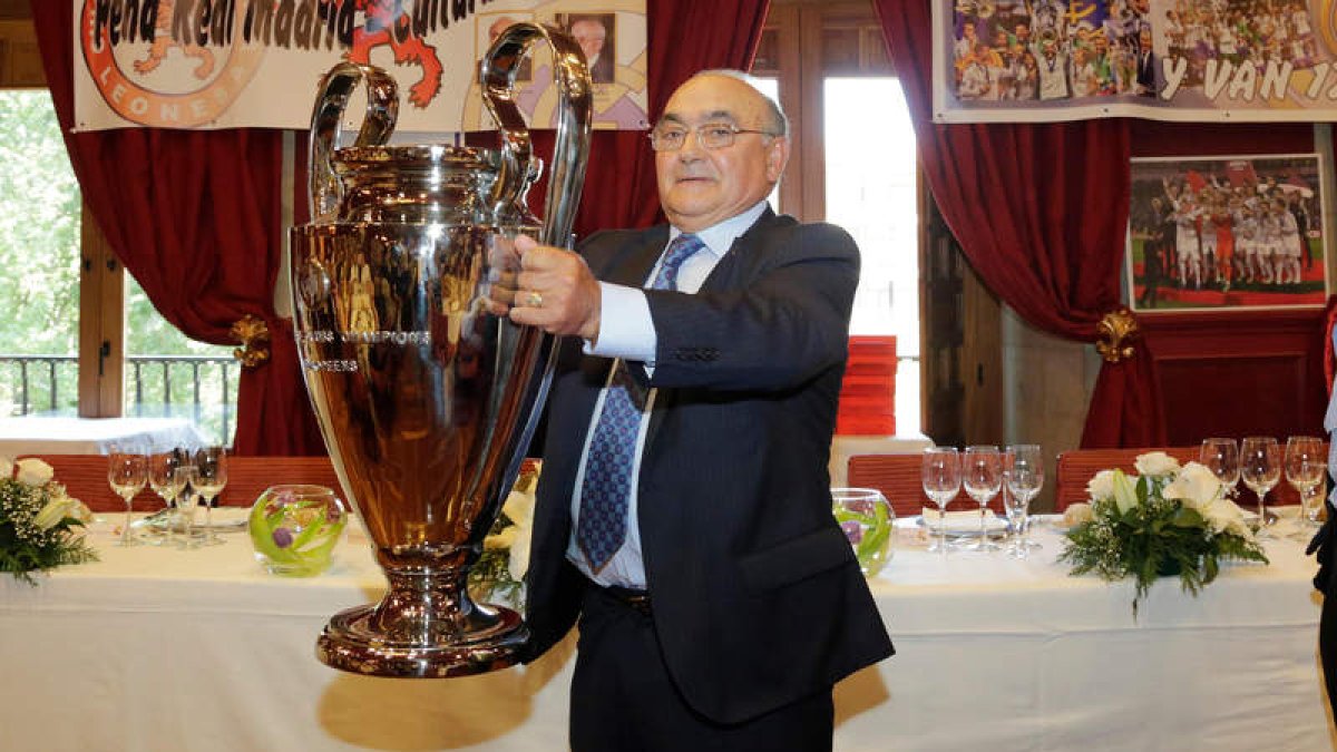 Joaquín Fidalgo, que fue homenajeado por la peña, llegó con la ‘Orejona’, el último título conquistado por el Real Madrid. SECUNDINO
