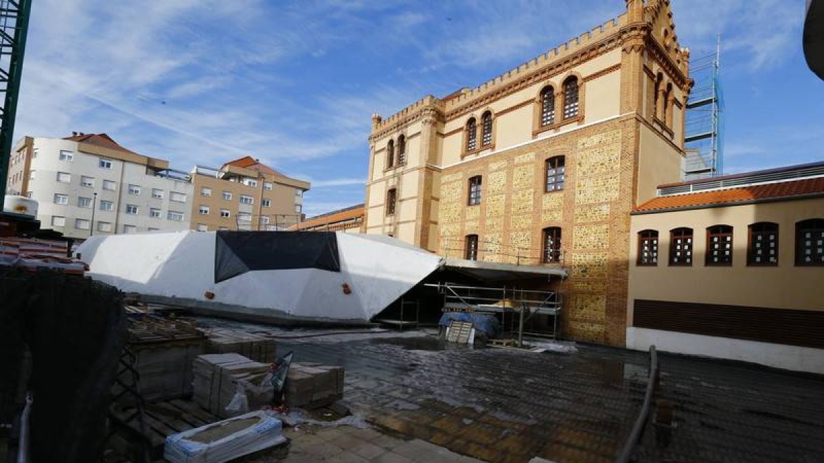 La fachada posterior de Araú ya terminada y el 'caparazón' de lo que será el auditorio