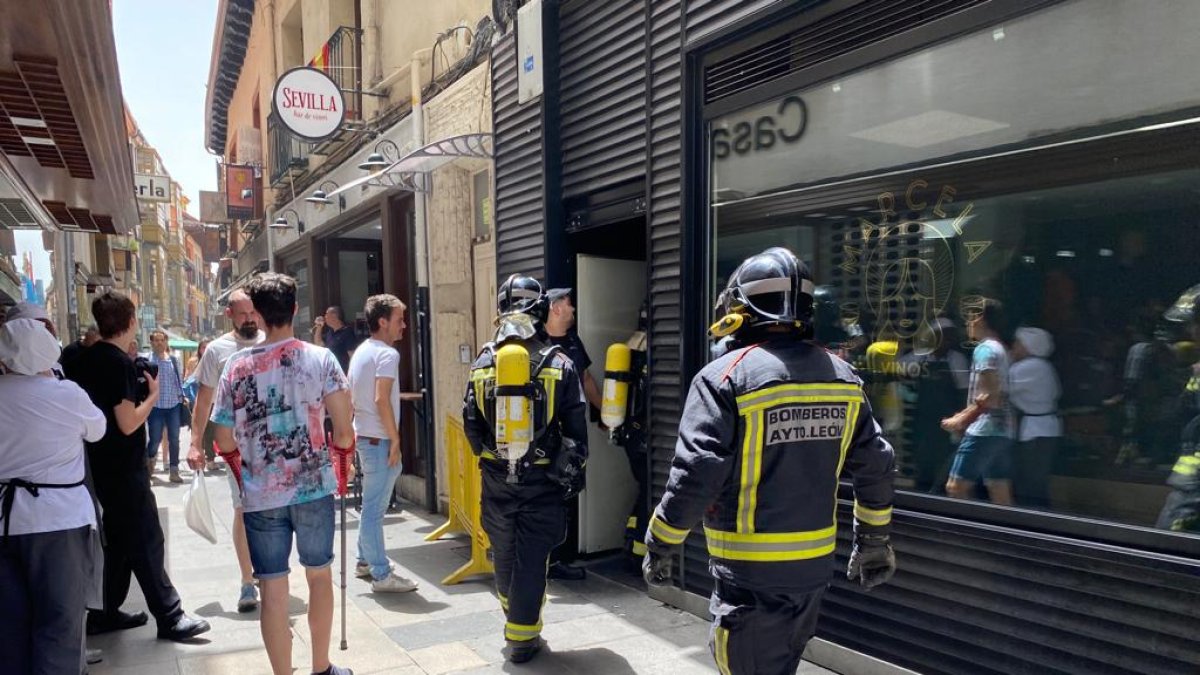 Los bomberos acuden al establecimiento de la calle La Rúa. DL