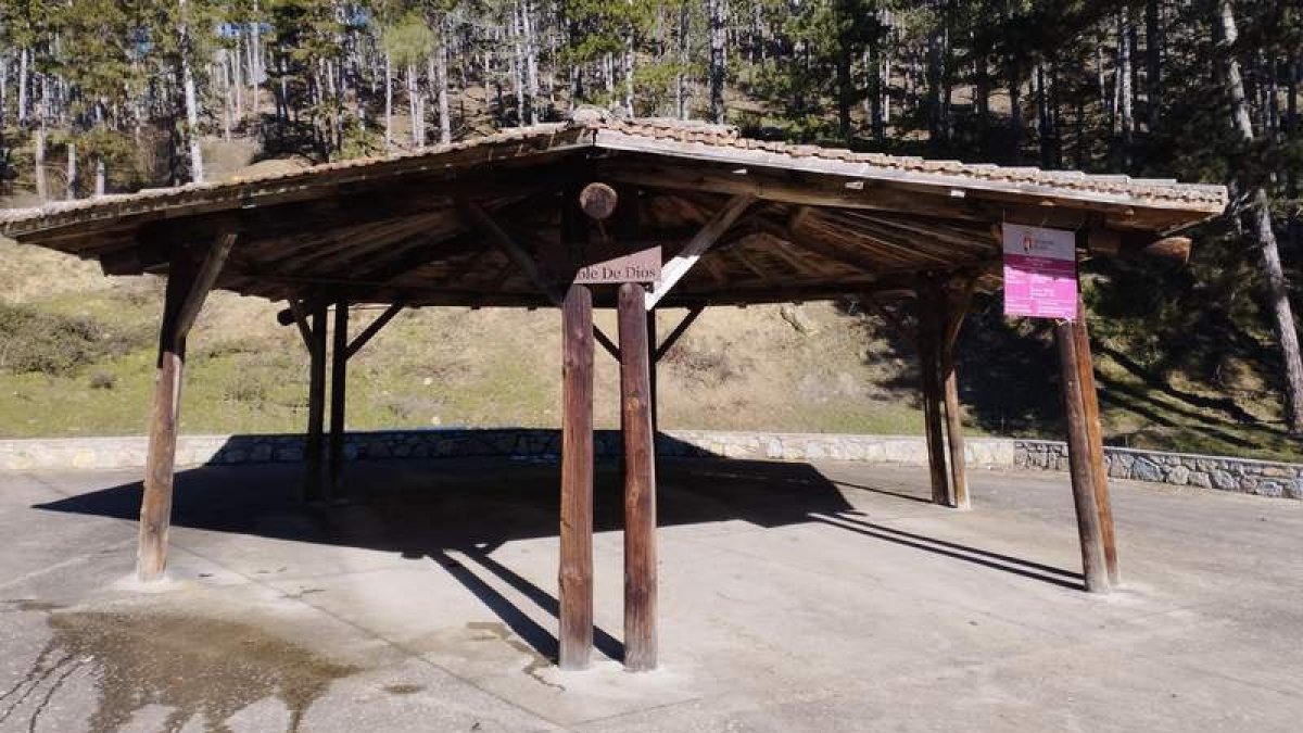 Pérgola en la plaza Amable de Dios ubicada en el paraje La Fuentona. CAMPOS