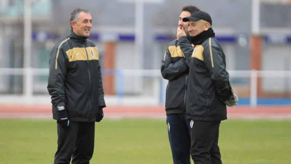 Claudio conversa con su cuerpo técnico durante un entrenamiento.