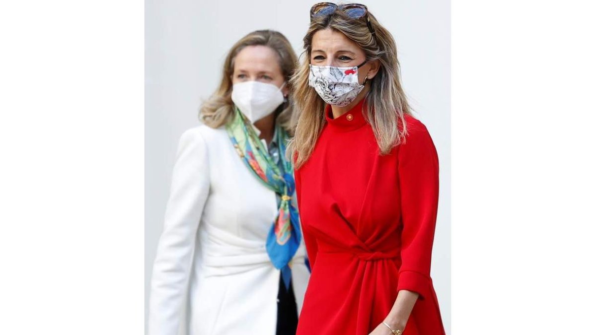 Nadia Calviño y Yolanda Díaz, enfrentadas, casi ni se hablaron en la cumbre del jueves en Trujillo. CHEMA MOYA