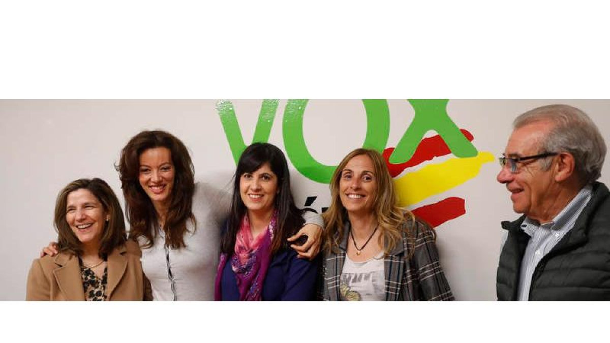 Olga García, Marta Álvarez, Elena Merino, Gema Gracia, y López-Arenas, en la sede de Vox. JESÚS F. SALVADORES