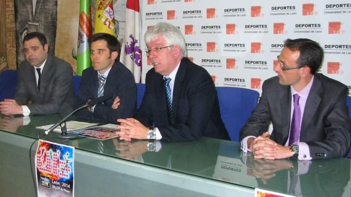 Hermida junto a Lahuerta y Vaquera en la presentación del trofeo que se disputa el fin de semana.