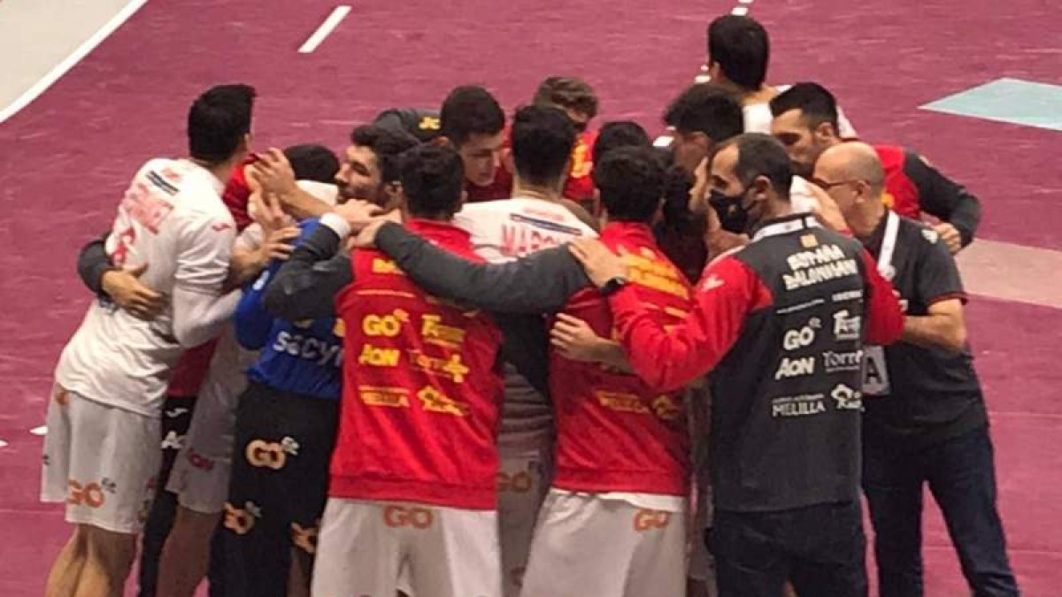 Los jugadores españoles tras un tiempo muerto de Ribera. RFEBM