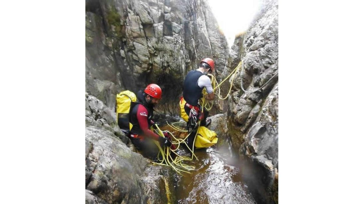Preparando el equipo para comenzar el descenso del barranco de Cacabillos.