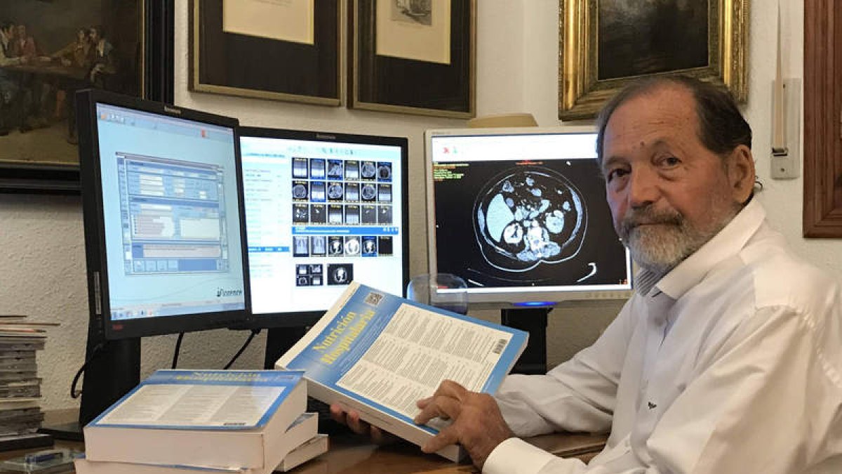 Jesús Culebras, en su despacho de Alicante desde donde trabaja desde que se jubiló y cerró su consulta privada en León. DL