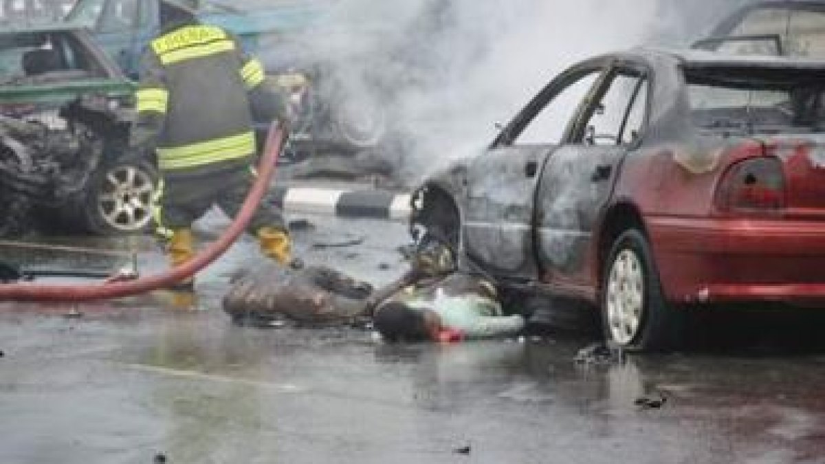 Los bomberos, en el lugar donde ayer se produjeron dos explosiones.