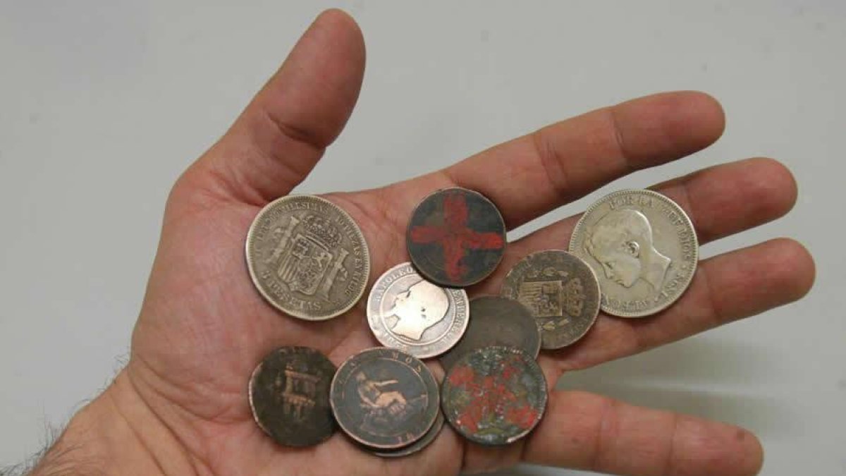 Antiguas monedas de bronce y plata del siglo XIX utilizadas en el tradicional juego de las chapas.