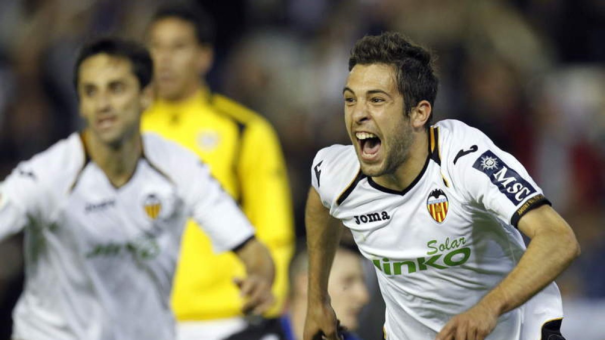 El valencianista Jordi Alba (d) celebra el gol que marcó al Rayo Vallecano.