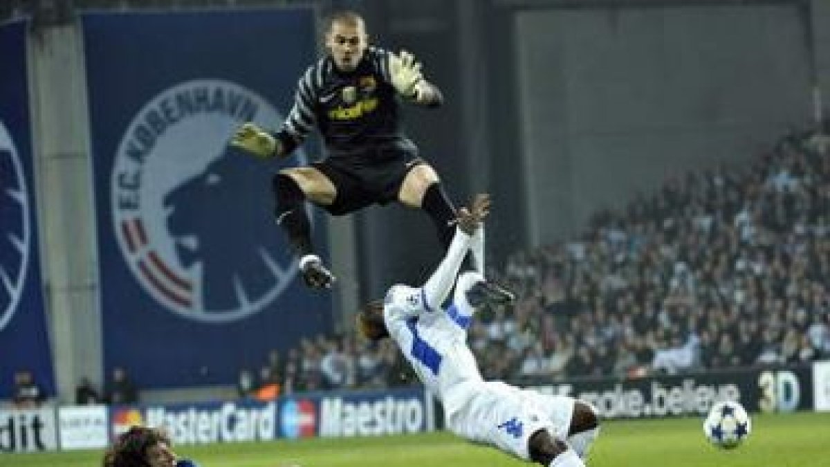 Dame N-™ Doye, en el centro, choca contra el arquero del Barça Valdés, con Puyol en el césped.