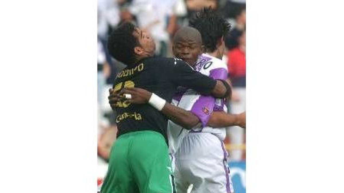 Bodipo lucha con Julio César por una posición en un saque de esquina