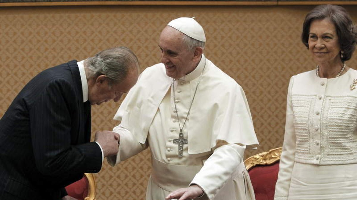 El rey saluda al papa Francisco en presencia de doña Sofía.