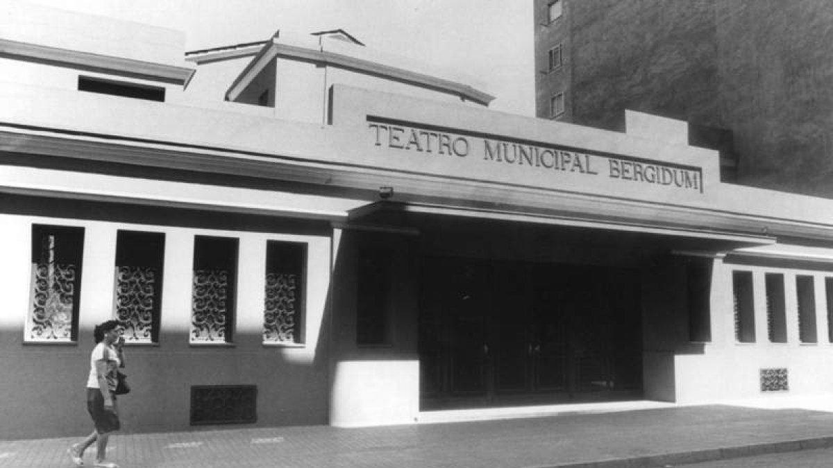La fachada original del Teatro Bergidum en la calle Ancha antes de su remodelación. L. DE LA MATA