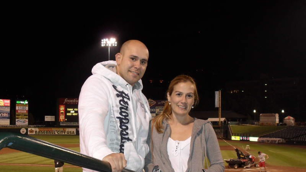 La protagonista, con su novio, en un estadio de béisbol.