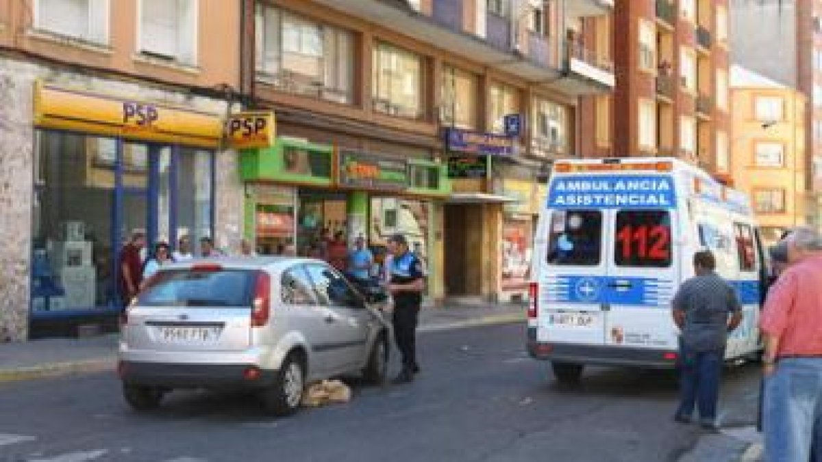 La Policia Municipal y facultativos del Sacyl en el lugar del atropello.