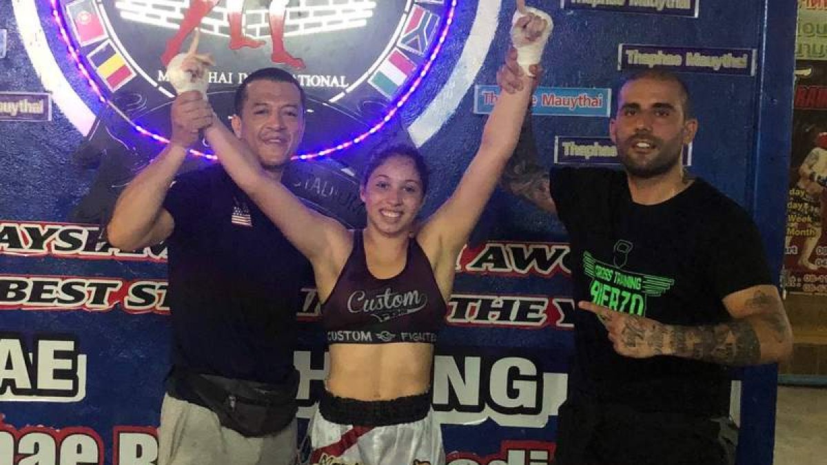 La berciana Blanca Romero celebra el título mundial de muay thai conseguido en Tailandia. DL