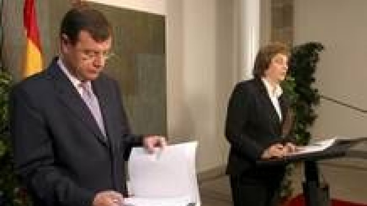 María Jesús Ruiz, junto a Antonio Silván, en la comparecencia ante los medios de comunicación