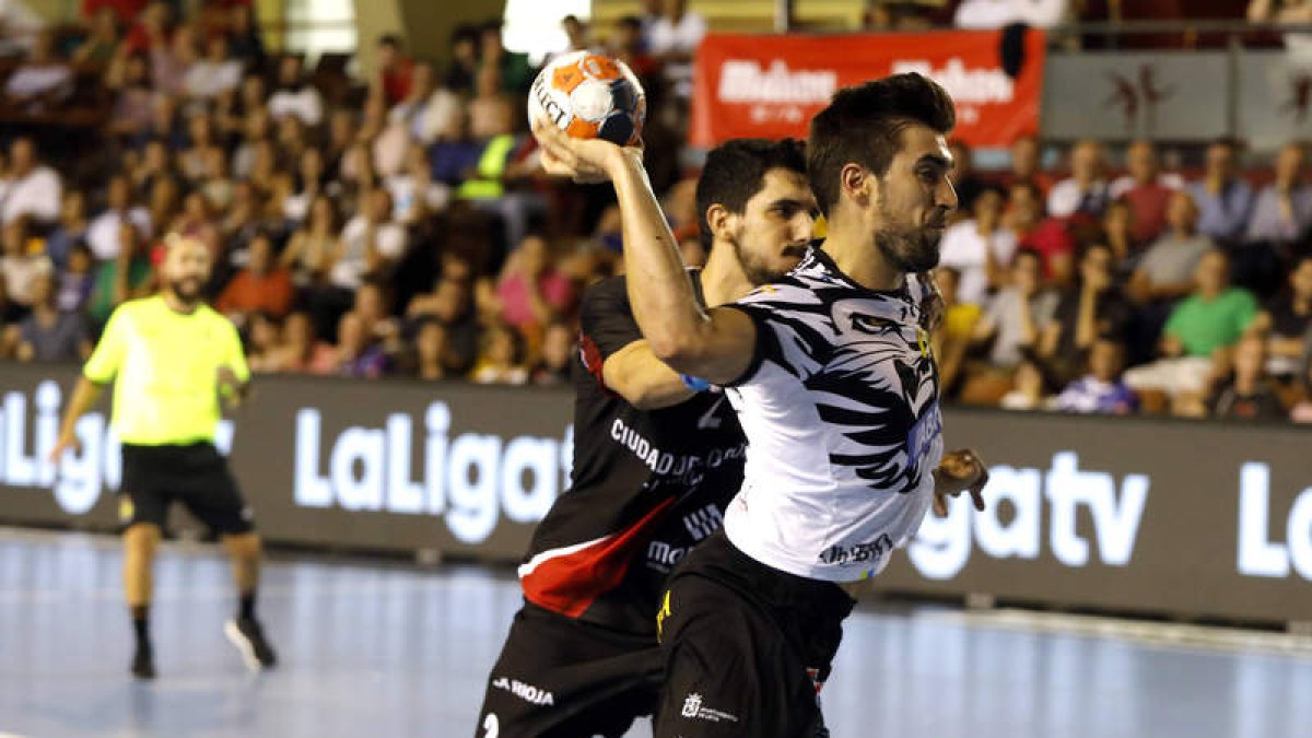 Juanjo Fernández en uno de los pocos partidos que pudo disputar la pasada temporada. MARCIANO PÉREZ