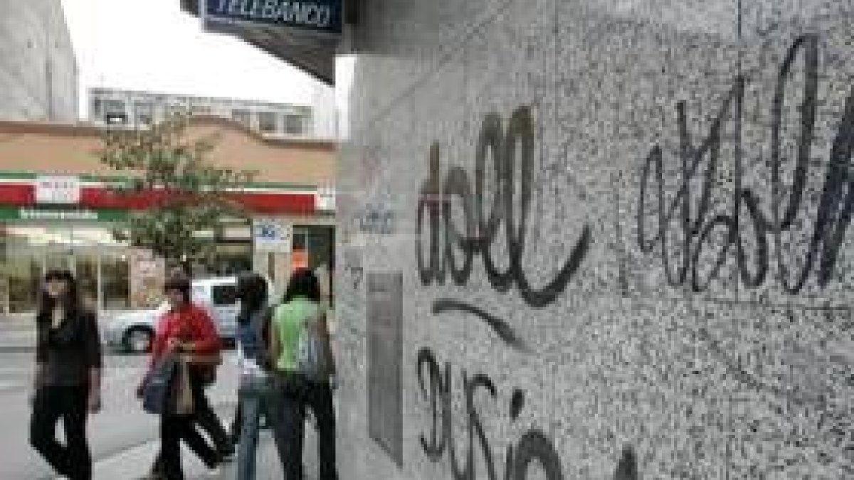 Detalle de una de las pintadas aparecidas en la fachada de un banco que da a la avenida de España
