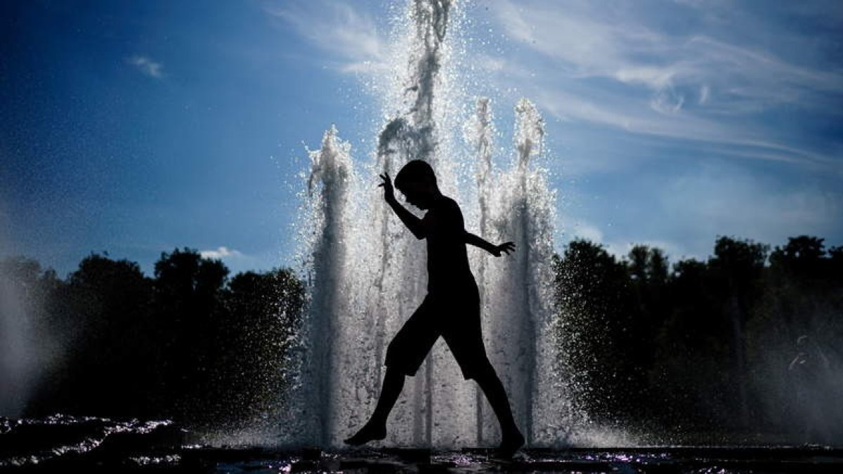 Las fuentes públicas de las ciudades son el complemento ideal para salir del paso ante las altas temperaturas diurnas. CLEMENS BILAN