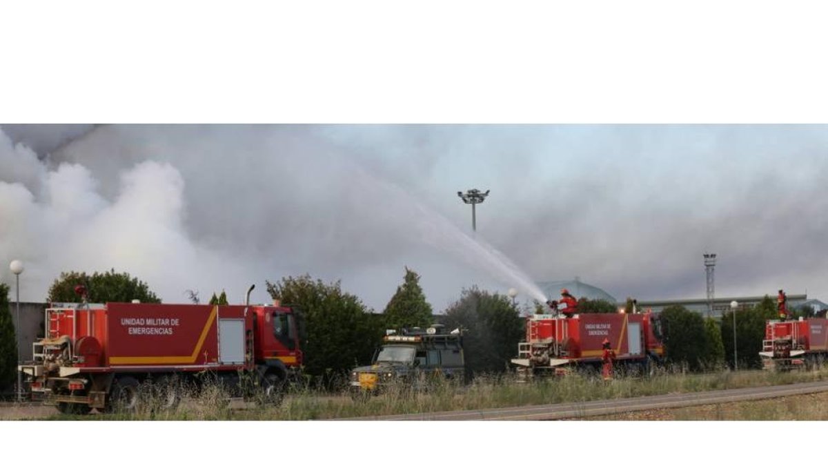 La UME trabajando junto a los bomberos de León en la extinción del incendio en RMD