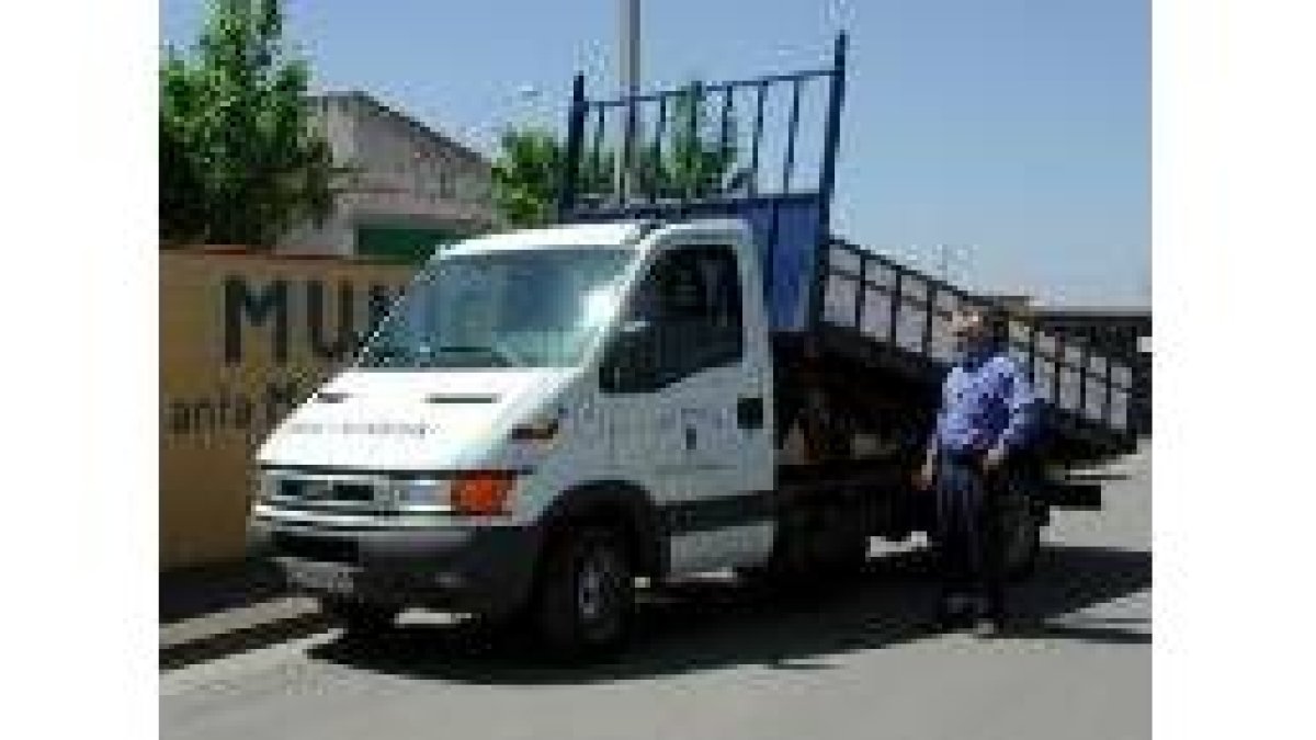 El encargado de Obras y Servicios junto al nuevo camión
