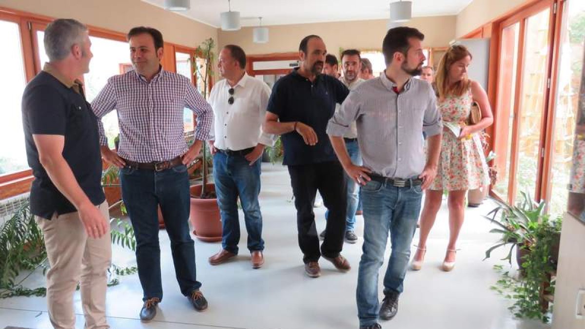 Tudanca estuvo con el alcalde de Igüeña y otros dirigentes del PSOE en el Vivero de Ciuden. CEBRONES