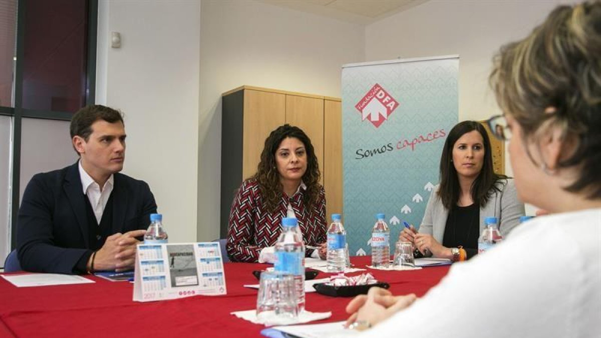 El presidente de Ciudadano, Albert Rivera (i), durante la reunión que ha mantenido hoy con los responsables del Centro de Atención Temprana, de Formación y de Día de la Fundación Disminuidos Físicos de Aragón (DFA) en Zaragoza.