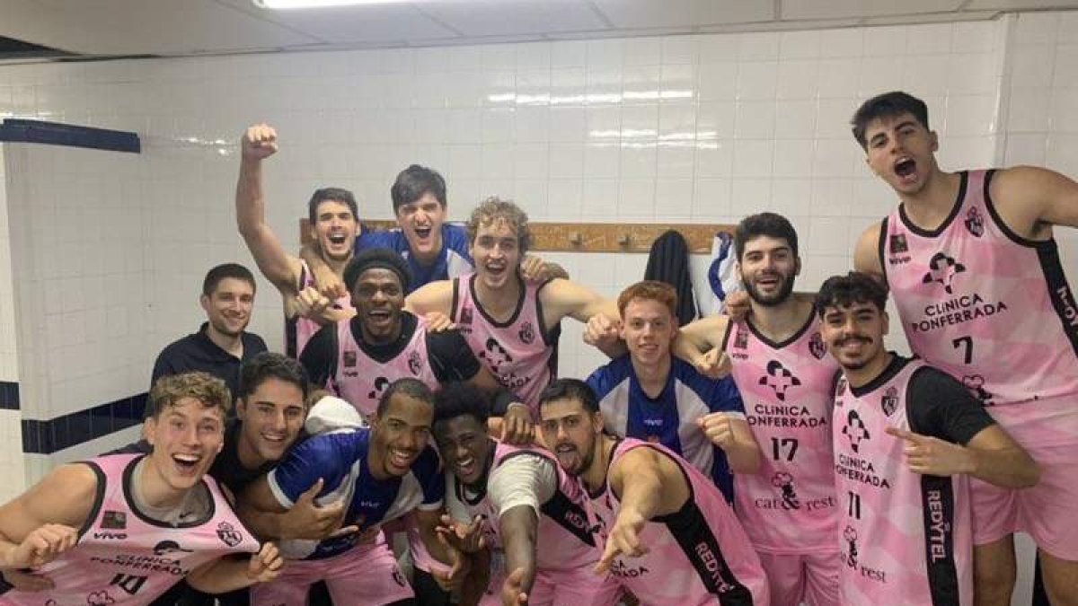 Los jugadores celebraron en el vestuario su triunfo. CLÍNICA PONFERRADA