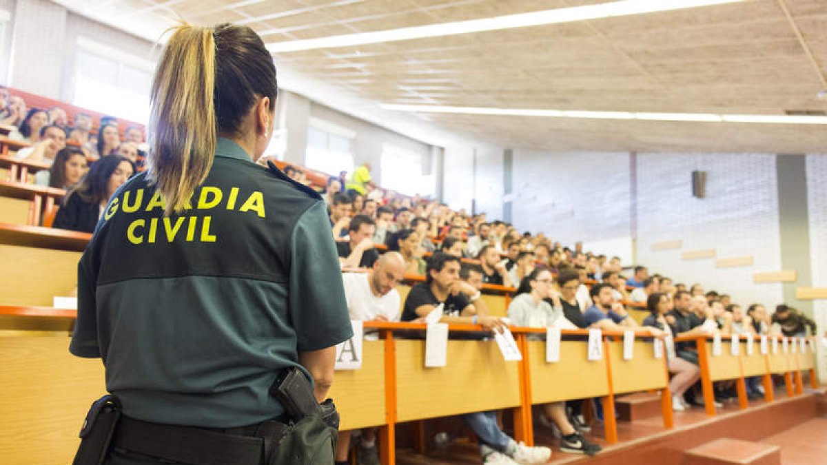 Los opositores para entrar al cuerpo de la Guardia Civil, en la Facultad de Económicas. FERNANDO OTERO