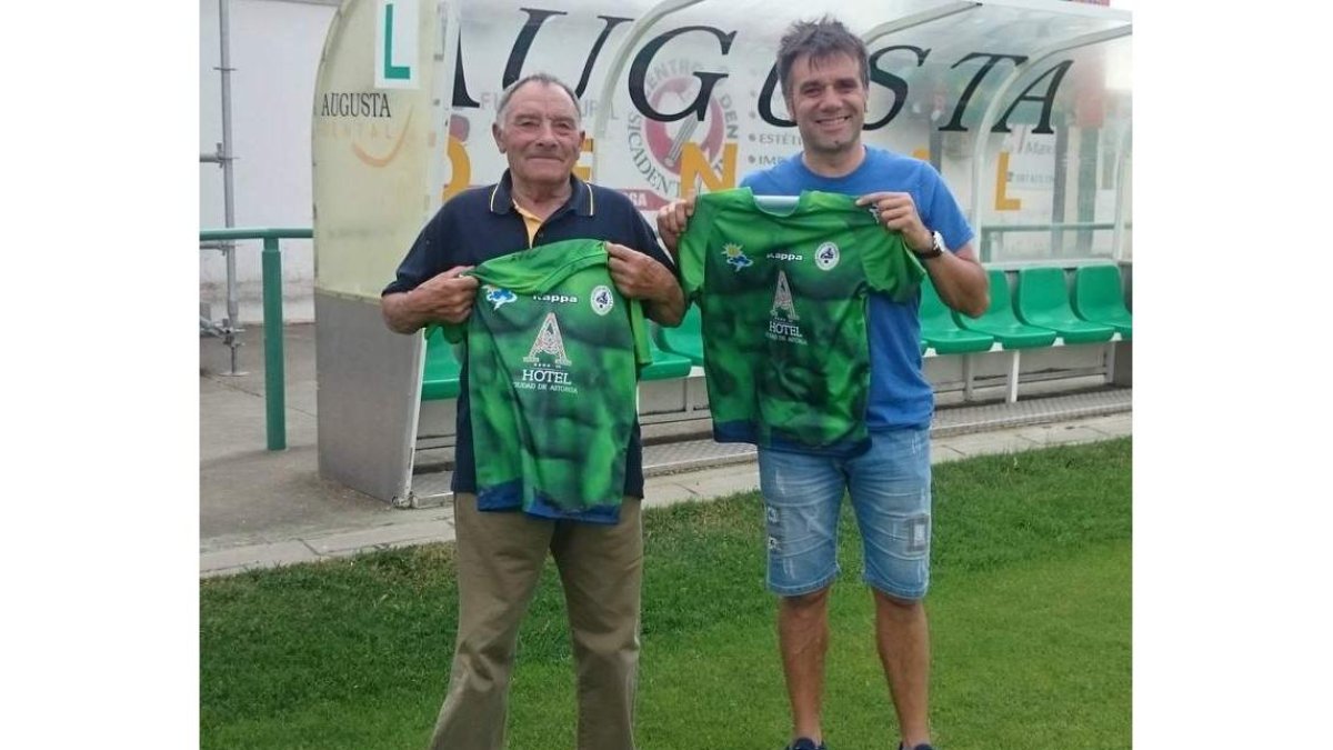 Felipe y Miguel Ángel Miñambres, padre e hijo. Los dos han jugado en el Atlético Astorga y el segundo es en la actualidad su entrenador. TRANCA