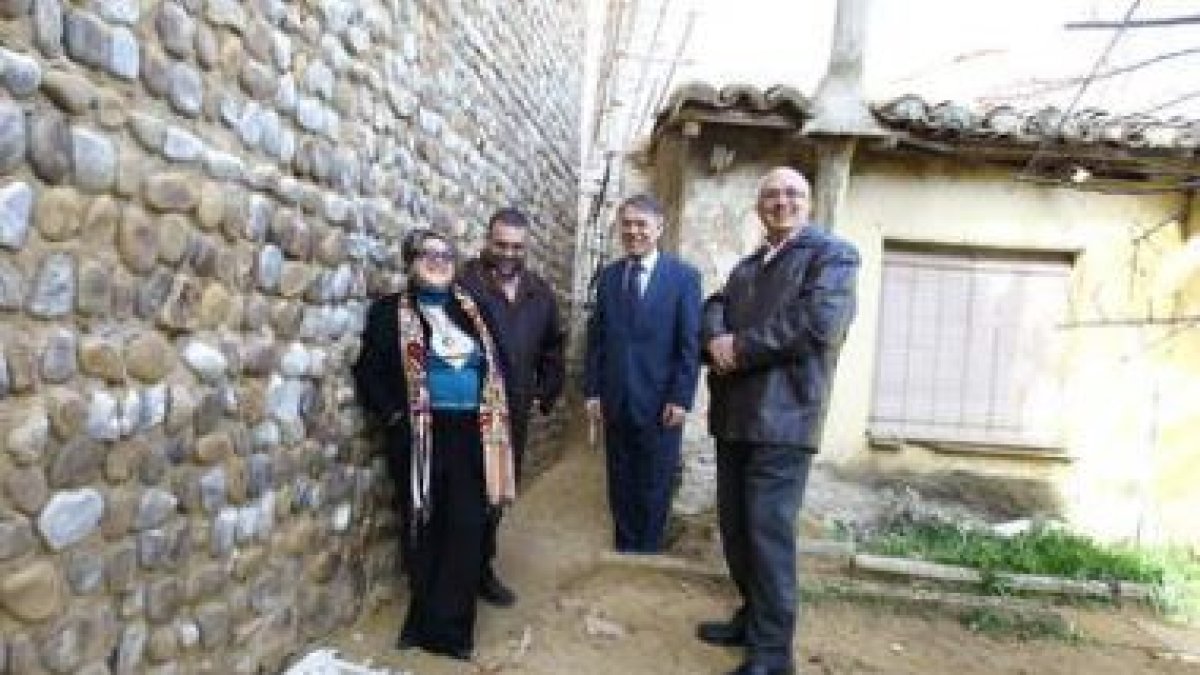 La alcaldesa, los arquitectos y el subdelegado frente a uno de los tramos de la muralla.