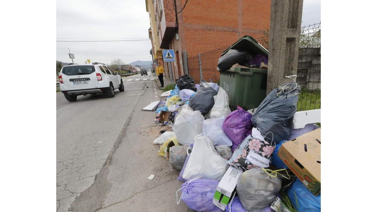 Tras 10 días de huelga, el problema de la basura es evidente. L. DE LA MATA