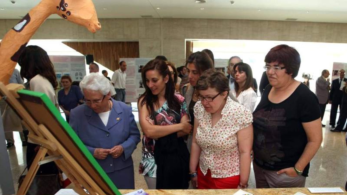 Los visitantes observan con curiosidad parte de la muestra.