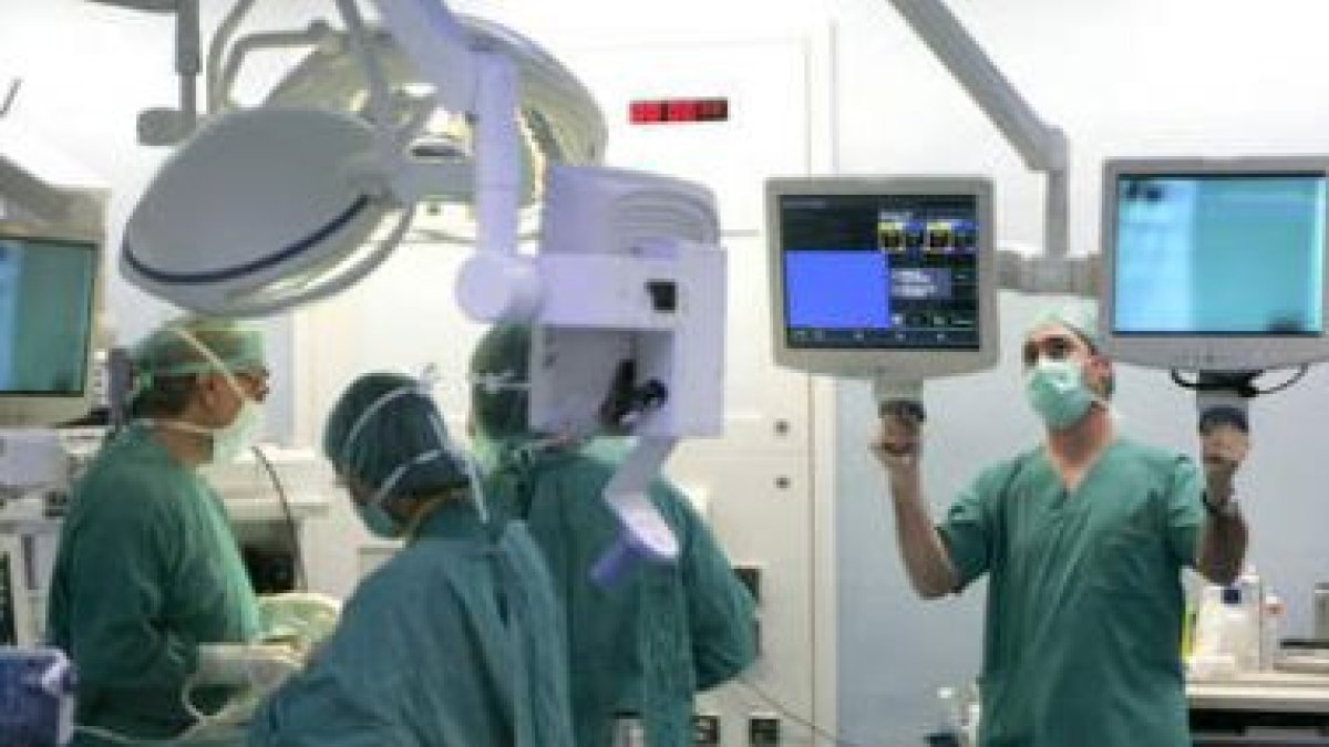El tiempo medio de espera para operarse en el Hospital de León es de 43 días.