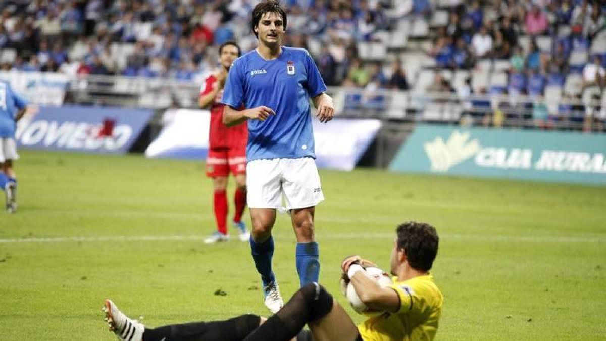 Jairo Cárcaba en un lance del partido de Copa frente al Fuenlabrada permanece atento a lo que hace el guardameta del equipo rival.