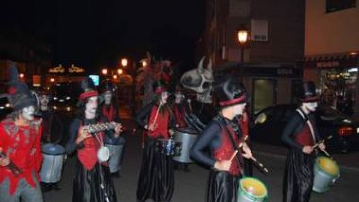 La imagen tomada ayer a mediodía muestra a un grupo de jinetes con sus caballos en las pallozas del