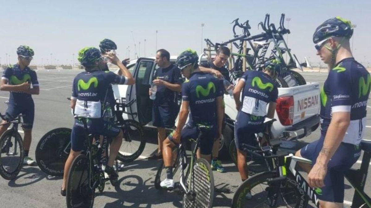 El equipo Movistar realiza su primer entrenamiento en suelo catarí.