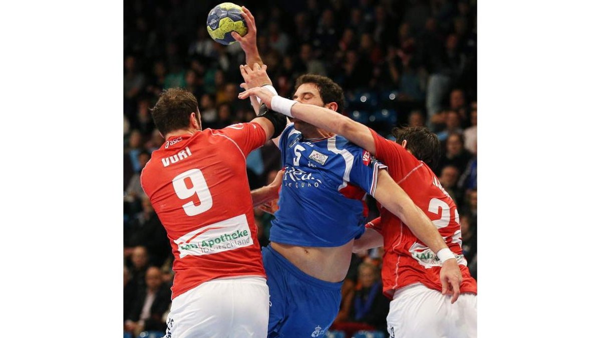 Los defensores del Hamburgo, Vori y Lijewski, intentan detener a Iosu Goñi que ayer, con doce goles, fue una pesadilla para la defensa germana.