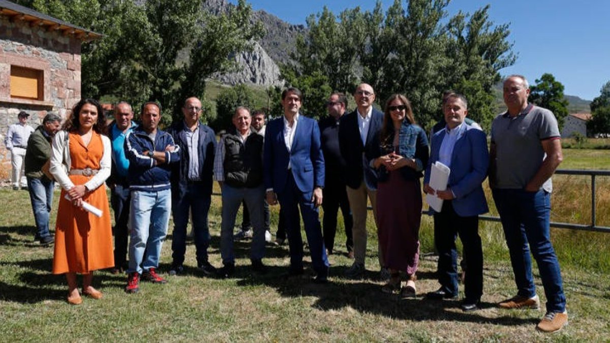 Suárez-Quiñones se ha reunido hoy con los afectados por las filtraciones en Pajares. FERNANDO OTERO