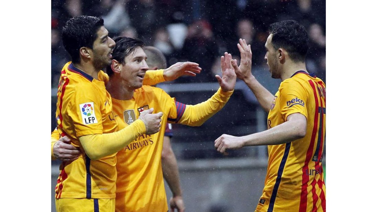 Luis Suárez, Messi y Munir, los tres goleadores ante el Eibar, celebran el tanto del argentino. J. e.