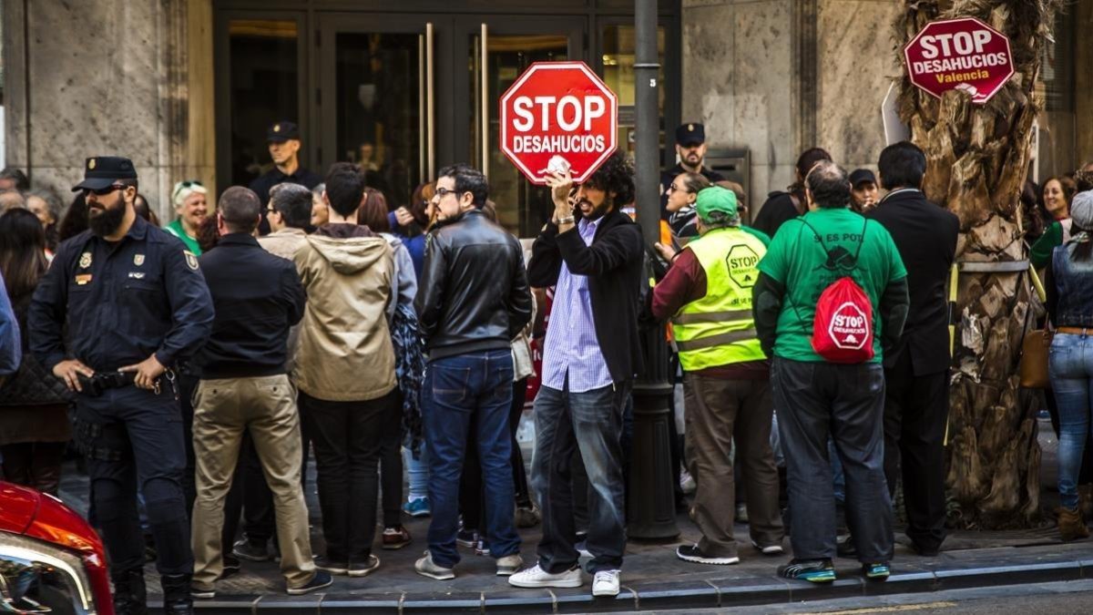 Protesta de la PAH por un desahucio en Valencia.