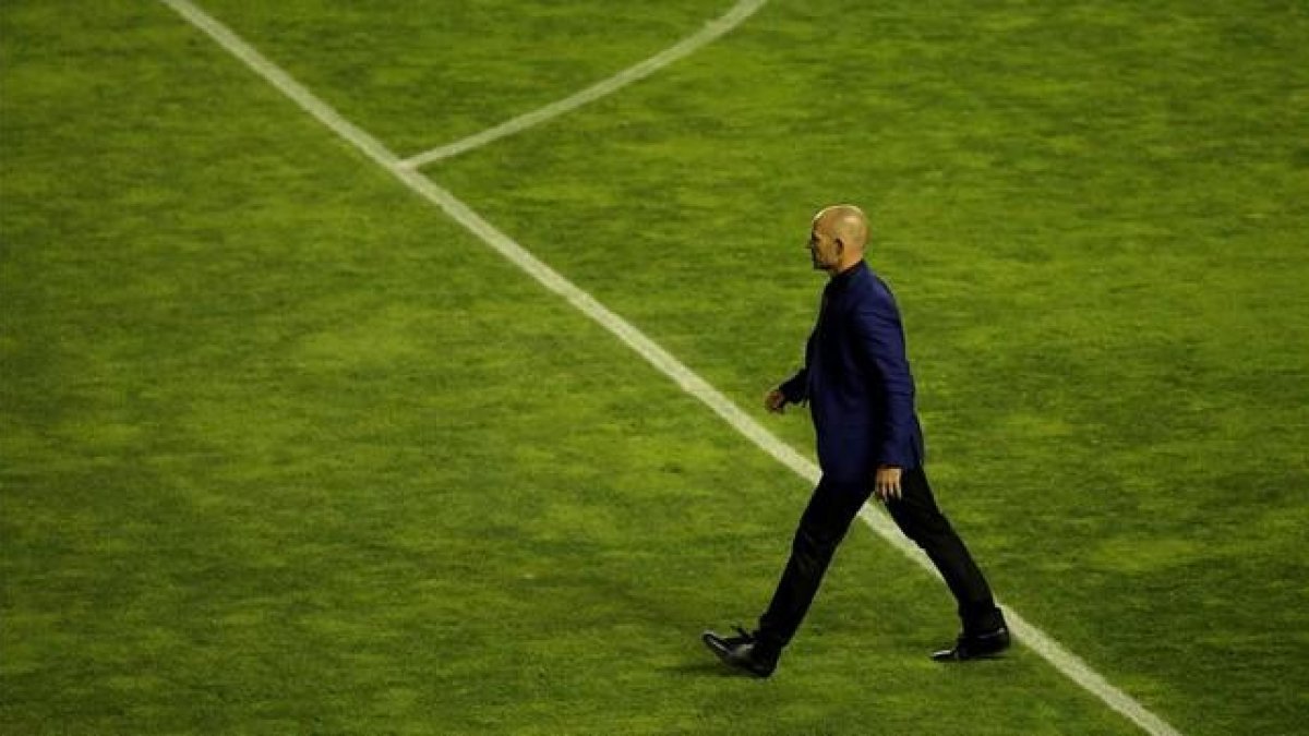 El entrenador del Rayo Vallecano Paco Jémez se retira del estadio tras el duelo ante el Espanyol