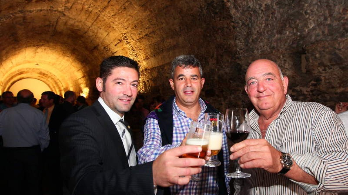 Productores brindan en la Ergástula Romana por el futuro del nuevo sello reserva.