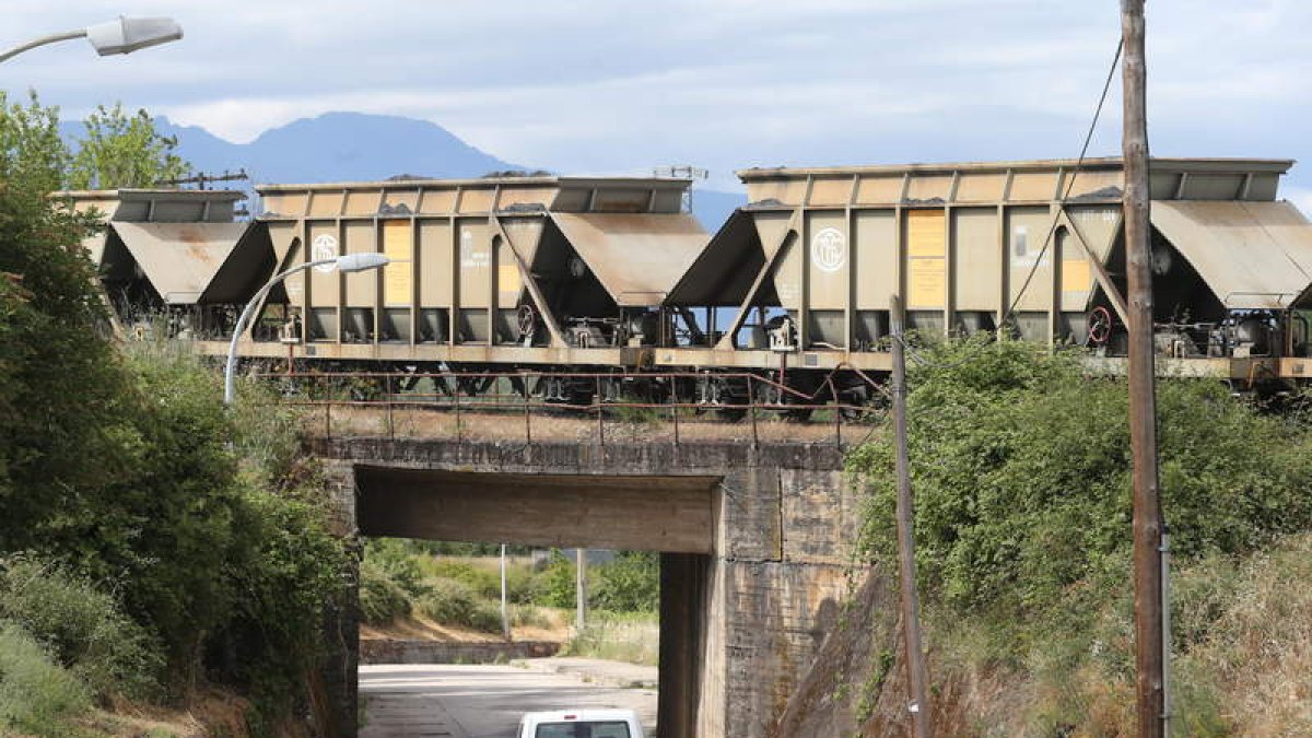Los técnicos municipales han detectado un desplome de 10 centímetros en el paso elevado.