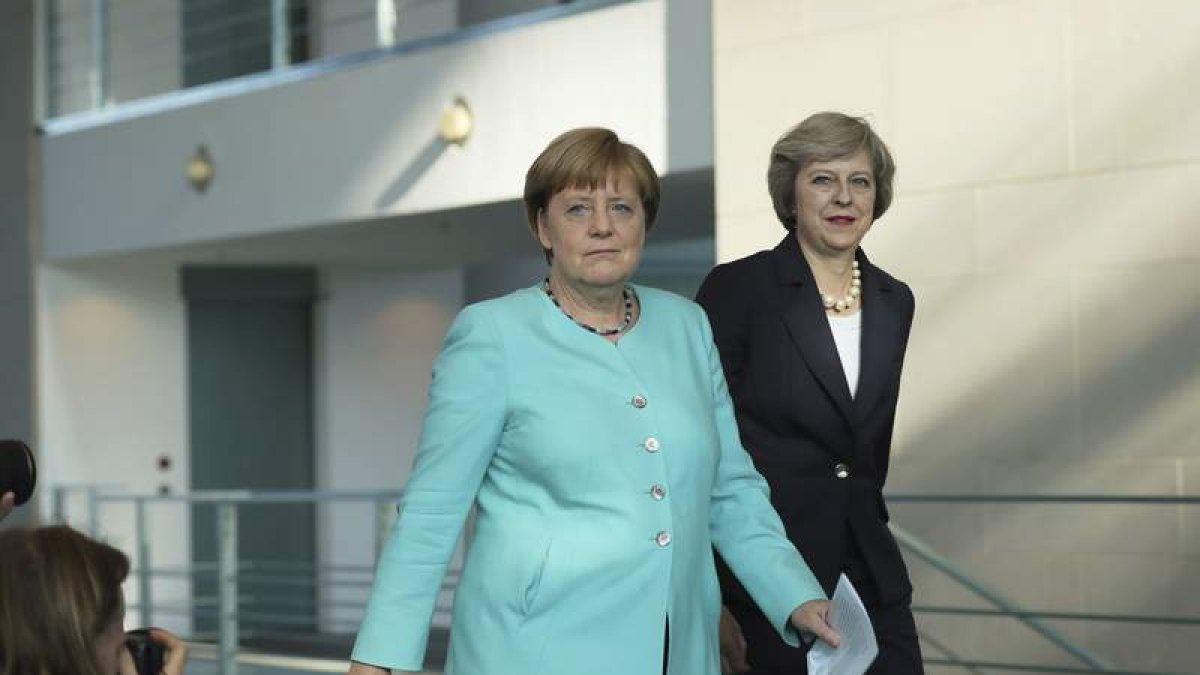 Merkel y May, a su llegada a una rueda de prensa conjunta en Berlín. MICHAEL KAPPELER